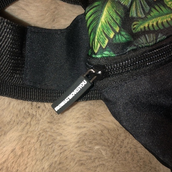 𝅺new Bacardi Tropical Floral Print Fanny Pack Waist Bum Bag Adjustable Strap OS - Picture 3 of 8